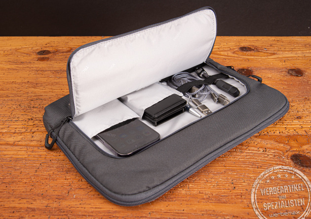 Geöffnete TROIKA Laptoptasche Blue Cycle Carry 2 aus recyceltem Ocean Plastic mit Zubehörfächern – nachhaltige Business-Tasche als Werbegeschenk mit Logo von werbemax.