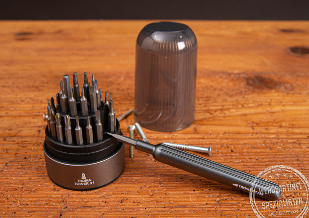 TROIKA Tower 31 Werkzeug-Set mit 30 Pr&auml;zisions-Bits und magnetischem Bit-Halter im modernen Design &ndash; edles Multitool als Werbegeschenk.