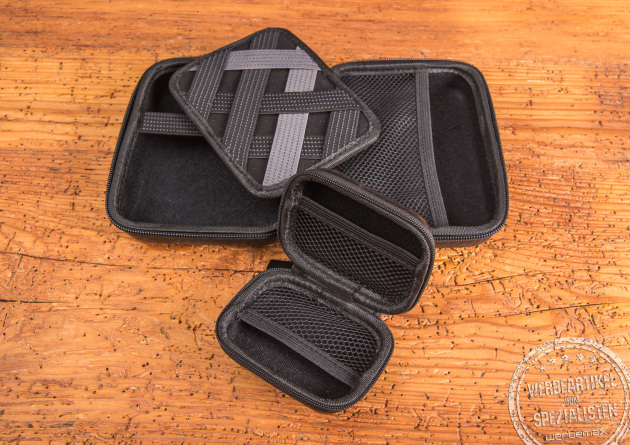 Offenes TROIKA Organizer-Etui mit elastischen Fächern und Netzfächern für Kabel, Gadgets und Dokumente auf Reisen.