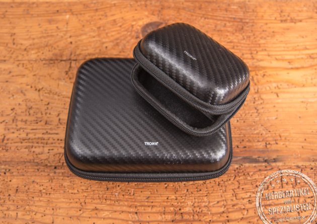 Zwei TROIKA Organizer-Etuis im Set in Carbon-Optik – robuste Kabeltaschen mit wasserabweisendem Reißverschluss für Reise und Büro.
