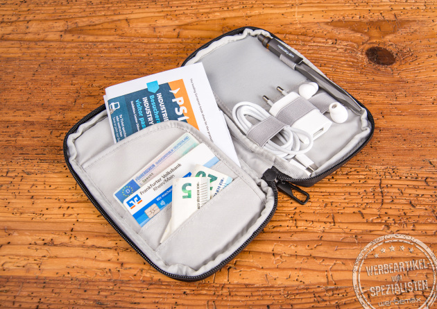 TROIKA Organizer Tasche Smart Traveller – hochwertiges Werbegeschenk für Technikliebhaber und Vielreisende.