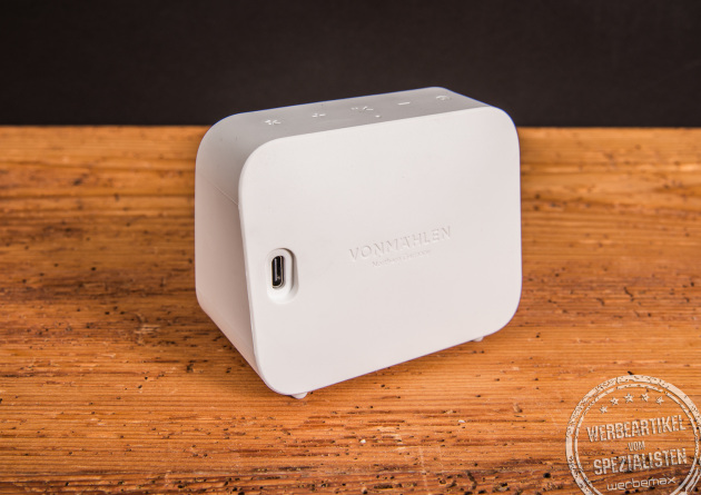 Rückseite von dem kabellosen Bluetooth Speaker Air Beats Go von Vonmählen in Weiß. Der handliche Bluetooth Speaker ist staub- und wasserfest und spielt 10 Stunden Musikgenuss.