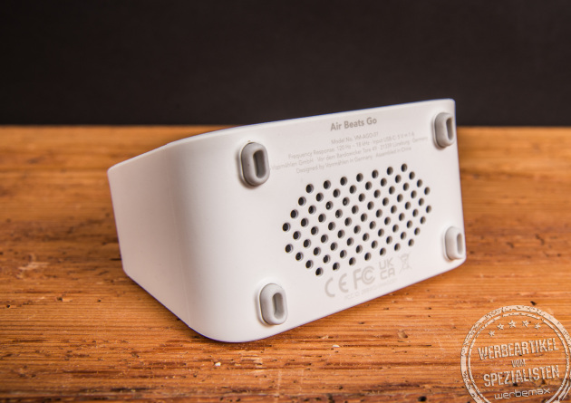 Unterseite des durchdachten Bluetooth Speakers Air Beats Go von Vonmählen. Der Speaker ist mit Sprachsteuerung Siri und Google Assistant kompatibel und lässt keine Wünsche offen. 