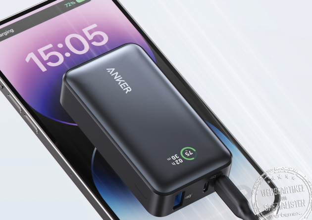 Anker Powerbank 10.000 mAh beim Laden eines Smartphones.