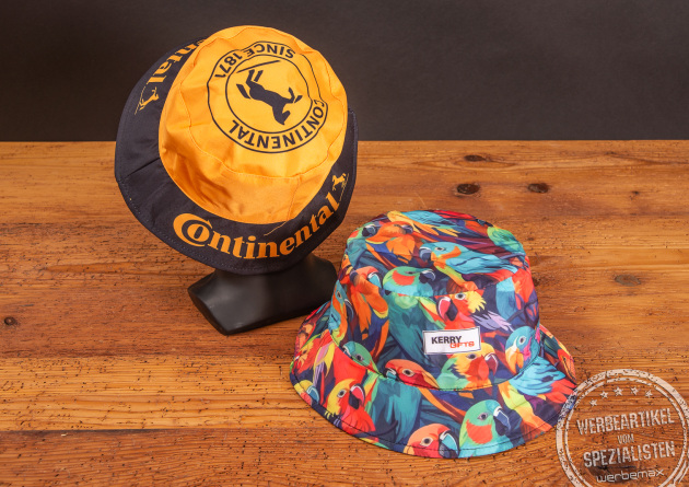 Wendbarer Bucket Hat mit Continental-Branding und farbenfrohem Papageien-Design &ndash; individuell bedruckbarer Fischerhut als moderner Werbeartikel.