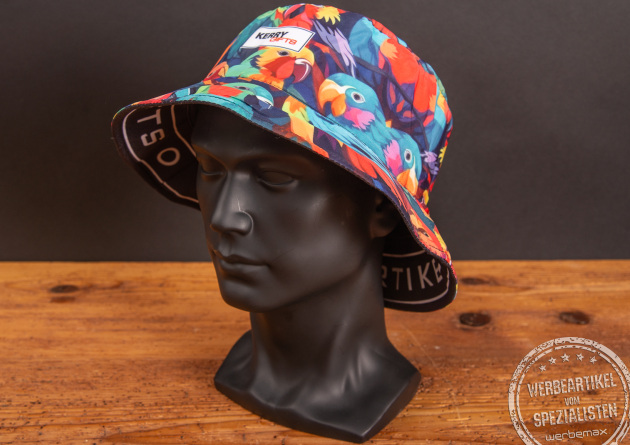 Bunt bedruckter Fischerhut auf einem Modelkopf, vollflächiger Sublimationsdruck für hochwertige Bucket Hats als Werbegeschenke und Event-Merch.