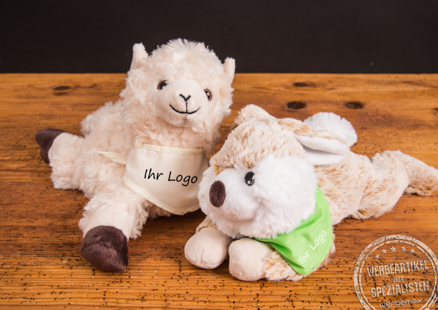 W&auml;rmekuscheltier mit Logo Habibi Plush Lama und Hase &ndash; W&auml;rmekissen Werbegeschenk mit bedrucktem Halstuch und naturreiner Hirsef&uuml;llung