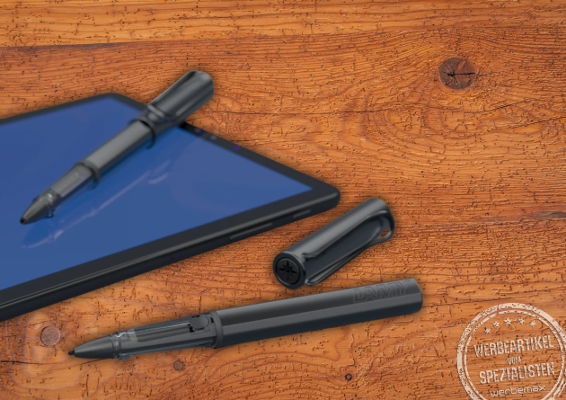 LAMY AL-star EMR Tablet-Stift neben einem blauen Tablet-Display auf Holztisch &ndash; hochwertiger Stylus Pen f&uuml;r Touchscreens und EMR-kompatible Ger&auml;te, ideal als digitales Mitarbeitergeschenk oder Premium-Werbeartikel.