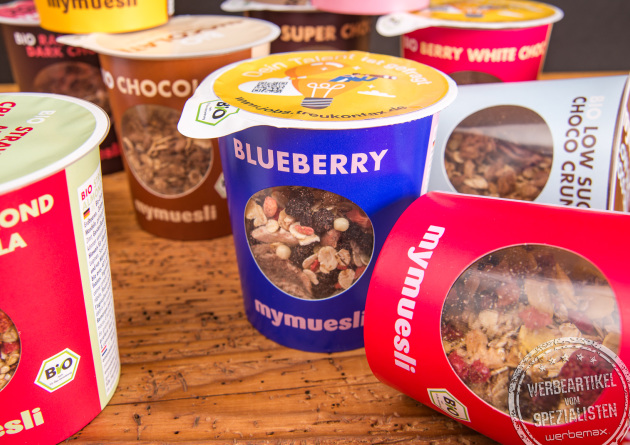 Close-up des mymuesli Blueberry M&uuml;sli to go Bechers &ndash; hochwertiger Bio Werbeartikel.