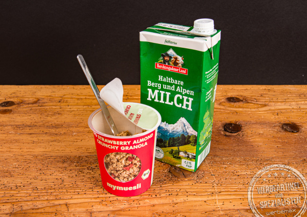 mymuesli Becher mit Alpenmilch &ndash; nachhaltiger M&uuml;sli to go Becher als Werbeartikel f&uuml;r Fr&uuml;hst&uuml;cksaktionen.