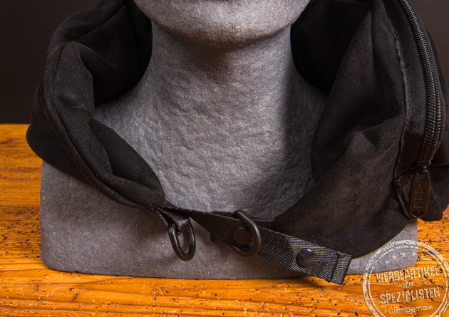 Travel Pillow Nackenkissen aus Wildleder-RPET &ndash; bef&uuml;llbares Reisekissen mit Logo als nachhaltiges Werbegeschenk f&uuml;r Flug, Bahn und Auto.