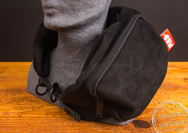 Multifunktionales Travel Pillow Nackenhörnchen aus recyceltem Wildleder-RPET – praktisches Reisekissen mit Logo für unterwegs.