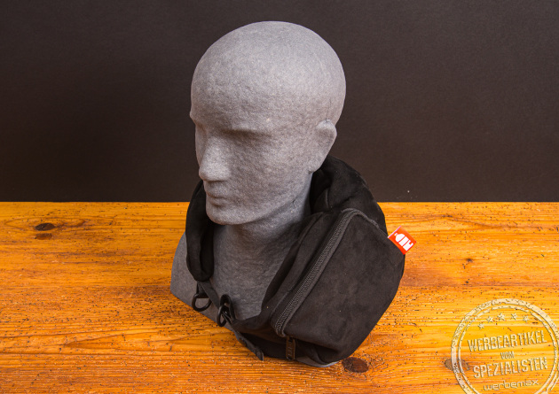 Bef&uuml;llbares Nackenkissen mit Rei&szlig;verschlusstasche &ndash; nachhaltiges Reisekissen aus Wildleder-RPET als Werbeartikel.