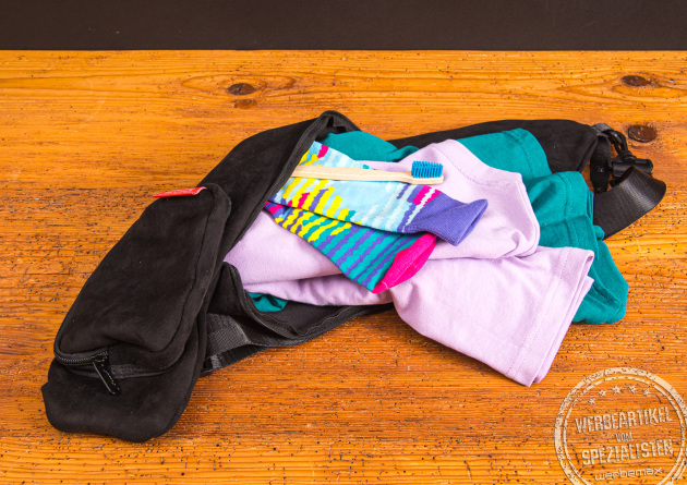 Travel Pillow Reisekissen mit Kleidung bef&uuml;llt &ndash; platzsparendes Nackenkissen aus recyceltem Wildleder als Werbegeschenk.