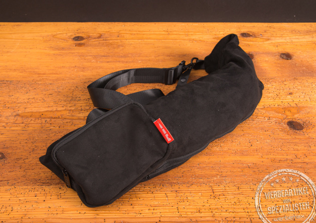 Befüllbares Reisekissen, schwarzes Nackenkissen aus Wildleder-RPET – nachhaltiges Werbegeschenk für Vielflieger und Reisende.