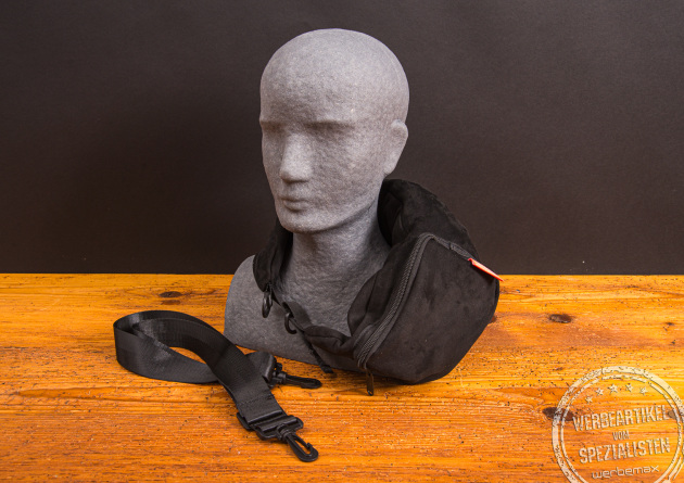 Travel Pillow Reisekissen um den Hals getragen – ergonomisches Nackenkissen mit Logo als praktischer Werbeartikel für Reisen.