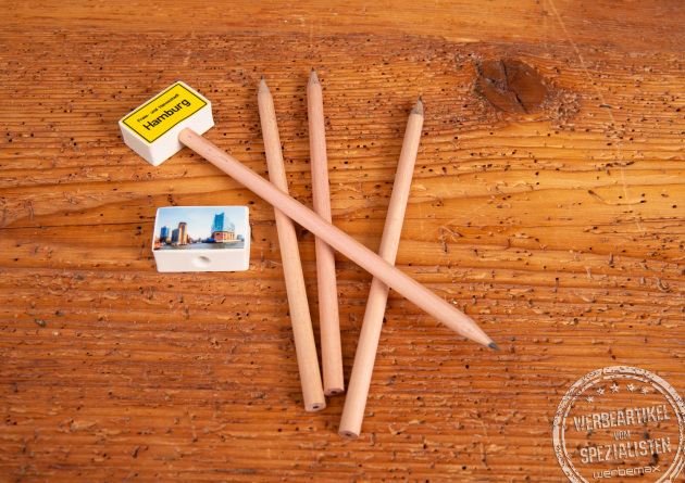 Aufsteckradiergummi individuell auf Holzbleistift – Werbeartikel-Set mit bedruckbarem Radiergummi und naturbelassenen Stiften als günstige Werbegeschenke für Kinder.