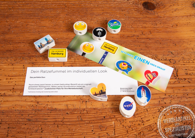 Aufsteckradierer individuell bedruckt als g&uuml;nstiger Werbeartikel &ndash; verschiedene Radiergummi-Formen mit Logos und Motiven auf Holztisch.