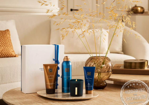 Rituals Hammam Gift Set M mit Pflegeprodukten und Kerze als hochwertiges Wellness-Mitarbeitergeschenk im Wohnzimmerambiente.