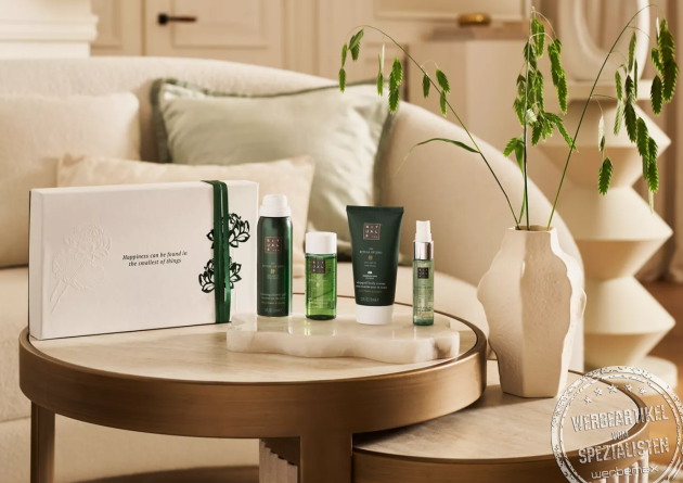 Rituals Jing Geschenkset mit Pflegeprodukten und eleganter Geschenkbox auf modernem Wohnzimmertisch &ndash; ideales Mitarbeitergeschenk.