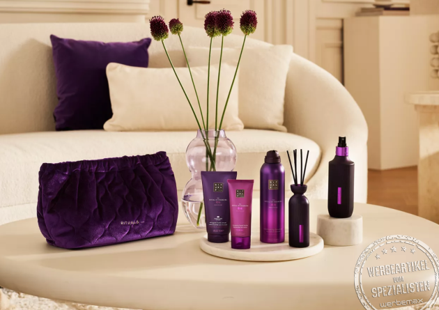 Rituals Yozakura Geschenkset L mit Pflegeserie und Kosmetiktasche als edles Wellness-Mitarbeitergeschenk im Wohnambiente.