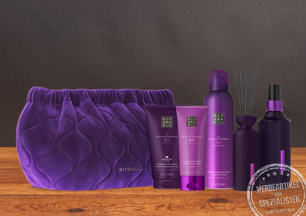 Rituals Yozakura Geschenkset L mit violetter Kosmetiktasche, Duschschaum, Body Cream, Handbalsam, Raumduft und Duftstäbchen als hochwertiges Wellness-Mitarbeitergeschenk.