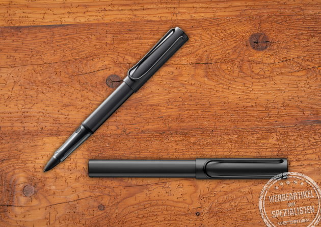 LAMY AL-star EMR Tablet-Stift in Schwarz auf Holztisch – eleganter Stylus Pen für Touchscreen-Geräte und Tablets mit Wacom-EMR-Technologie, ideal als hochwertiges Mitarbeitergeschenk oder Premium-Werbeartikel für digitales Schreiben.