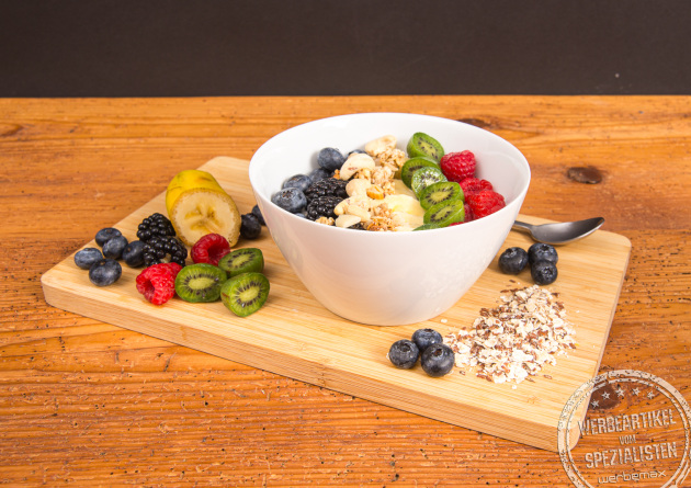 Seltmann Weiden M&uuml;slischale Lido mit M&uuml;sli und Fr&uuml;chten &ndash; hochwertiges Porzellangeschenk mit individuellem Logodruck.
