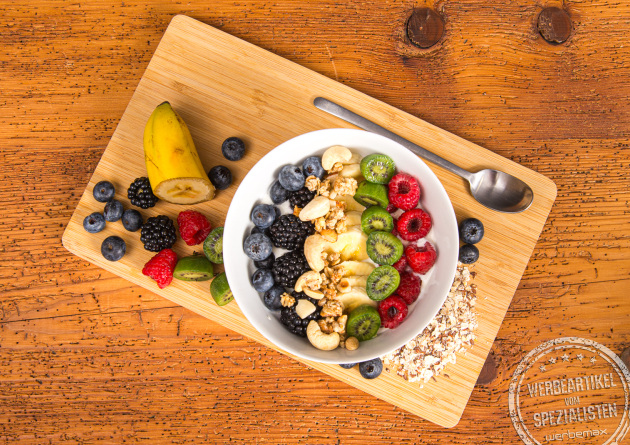 M&uuml;slischale Seltmann Weiden mit frischem Obst und Haferflocken &ndash; stilvolles Porzellan als Geschenk f&uuml;r Mitarbeiter oder Kunden.