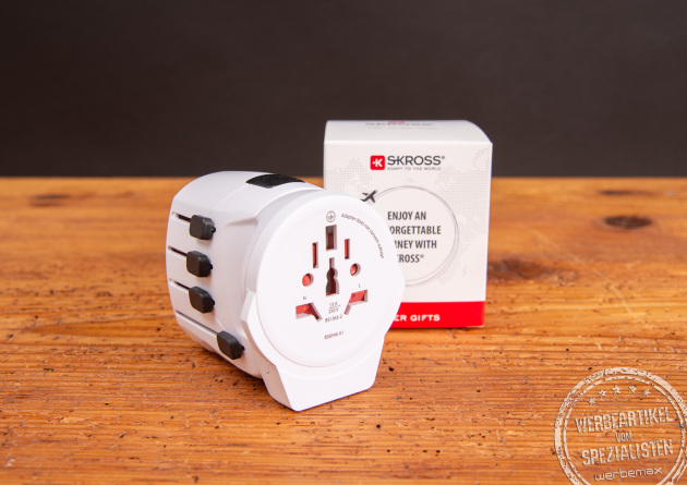 SKROSS PRO World USB Reiseadapter mit Verpackung – hochwertiger Universal-Reiseadapter als Werbeartikel für internationale Geschäftsreisen.