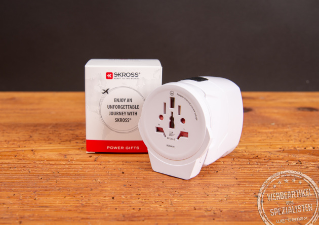 SKROSS PRO World USB Reiseadapter frontal mit Originalverpackung – Premium-Reiseadapter für Firmenkunden und Werbegeschenke.