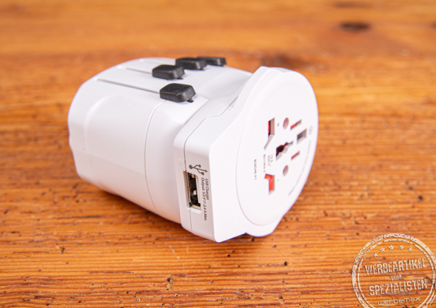 SKROSS PRO World USB Reiseadapter Seitenansicht mit USB-Anschluss – universeller Reiseadapter als praktischer Werbeartikel für Reisende.
