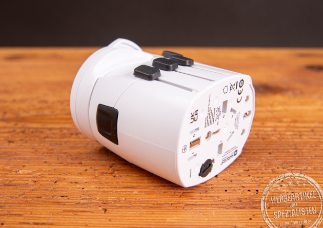 Rückseite des SKROSS PRO World USB Universaladapters mit internationalen Steckerstandards – idealer Werbeartikel für globale Nutzung.