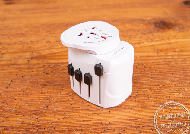 SKROSS PRO World USB Reiseadapter mit ausgefahrenen Ländersteckern – kompakter Universaladapter für weltweite Geschäftsreisen und Werbegeschenke.