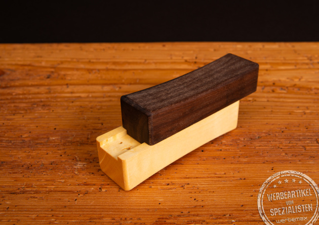 2Slide! Salz- & Pfefferstreuer aus Ahorn- und Walnussholz – geöffnete Ansicht des magnetischen Holzstreuers mit innovativem Schiebemechanismus.