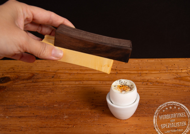 2Slide! Salzstreuer aus Holz in Anwendung &ndash; Salz und Pfefferstreuer f&uuml;r Fr&uuml;hst&uuml;cksei, ideal als Design-Werbeartikel mit Logo.