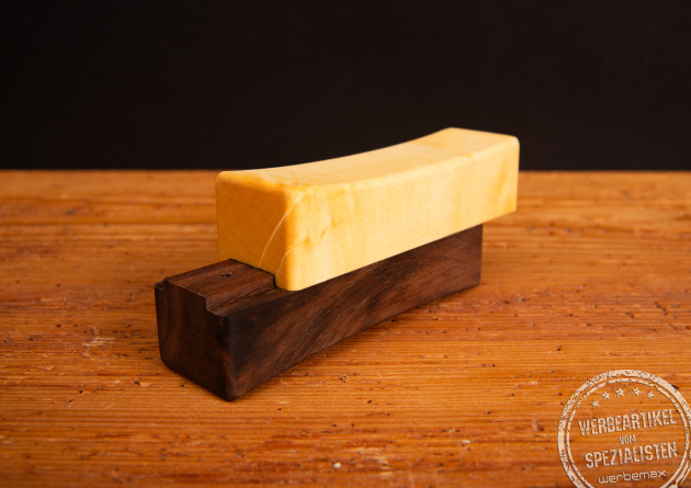 2Slide! Salzstreuer geschlossen – kompakter Salz und Pfefferstreuer aus Ahorn- und Walnussholz als eleganter Tischbegleiter und Werbegeschenk.