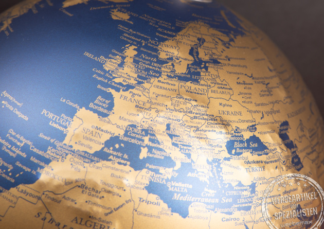 Troika Globus blau-gold mit detaillierter Europakarte als hochwertiges Werbegeschenk.