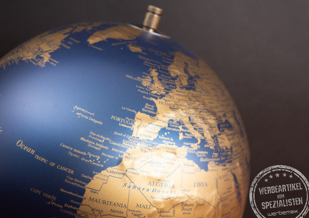 Troika Globus Reliefansicht mit fühlbaren Gebirgen in Blau-Gold für stilvolle Schreibtischdekoration.