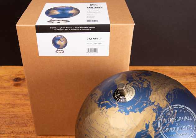 Troika Globus blau-gold mit Verpackung – elegante Weltkugel als Werbegeschenk mit Logo.