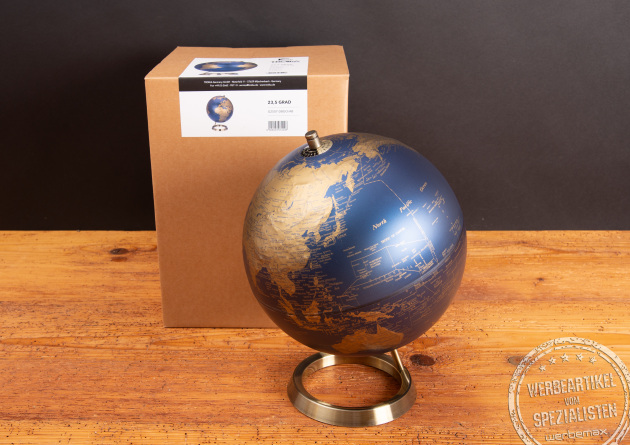 Troika Globus auf Metallfuß vor Verpackung – edle Weltkugel als repräsentatives Werbegeschenk.