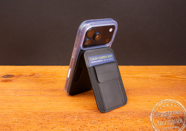 TROIKA MagSafe Kartenetui mit Logo &ndash; Slim Wallet und Handyhalter als hochwertiges Werbegeschenk.