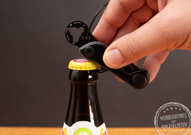 TROIKA Multitool Flaschenöffner Schlüsselanhänger in Aktion – praktisches Werbegeschenk mit Logo