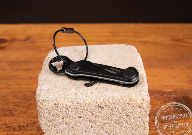 TROIKA Minitool PARCEL CUT & CART schwarz &ndash; kompaktes Multitool mit Schl&uuml;sselring als Werbegeschenk.