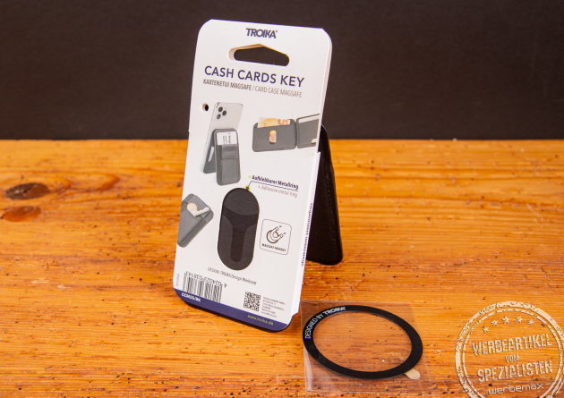 TROIKA Slim Wallet mit Logo bedrucken – MagSafe Kartenetui für Mitarbeiter- und Kundengeschenke in der Troika Fachandelsverpackung.