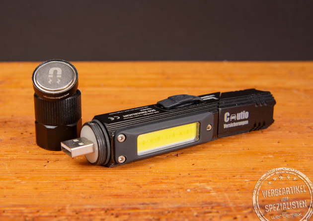 TROIKA ECO Knicklampe mit integriertem USB-Stecker – wiederaufladbare LED-Taschenlampe mit Magnetfuß und COB-Arbeitslicht, personalisierbar mit Logo als nachhaltiges Werbegeschenk.