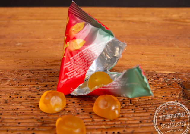 Trolli Gummib&auml;rchen im gelben Tetraeder aus Papierfolie als nachhaltiges Giveaway mit Logo.