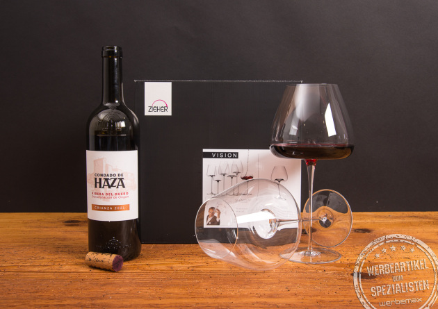 Weinglas Zieher Vision Balanced mit Rotwein und passender Flasche als hochwertiges Geschenkset.