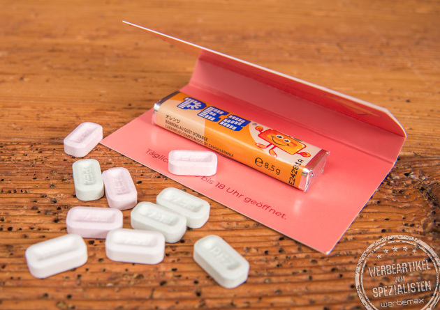 PEZ-Werbeartikel: individuell bedruckte Werbekarte mit PEZ-Stick und losen PEZ-Bonbons als s&uuml;&szlig;es Give-away.