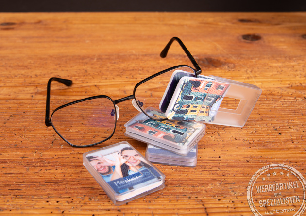 PocketCleaner mit Logo als Microfasertuch zum Handy- und Brillenreinigen, kompaktes Werbemittel für unterwegs.